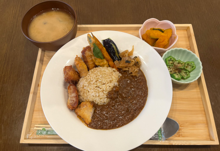 キーマカレー(野菜とカツ付き)